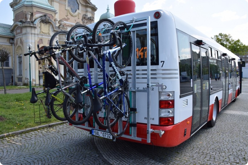 autobus s nosiči na lince 147