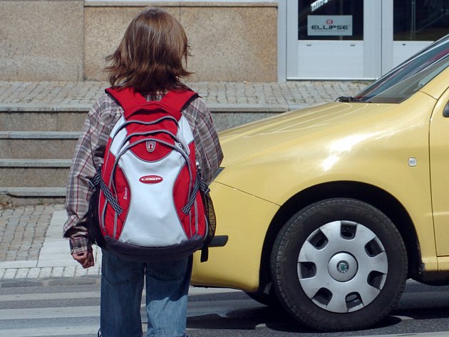 dítě na přechodu pro chodce, před ním auto