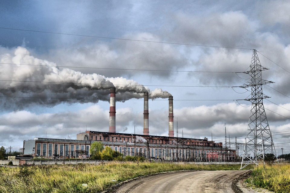 hustý kouř z několika vysokých komínů elektrárny