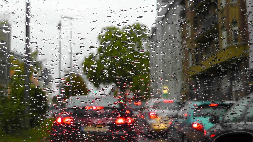 pohled z auta na jiná auta, venku prší