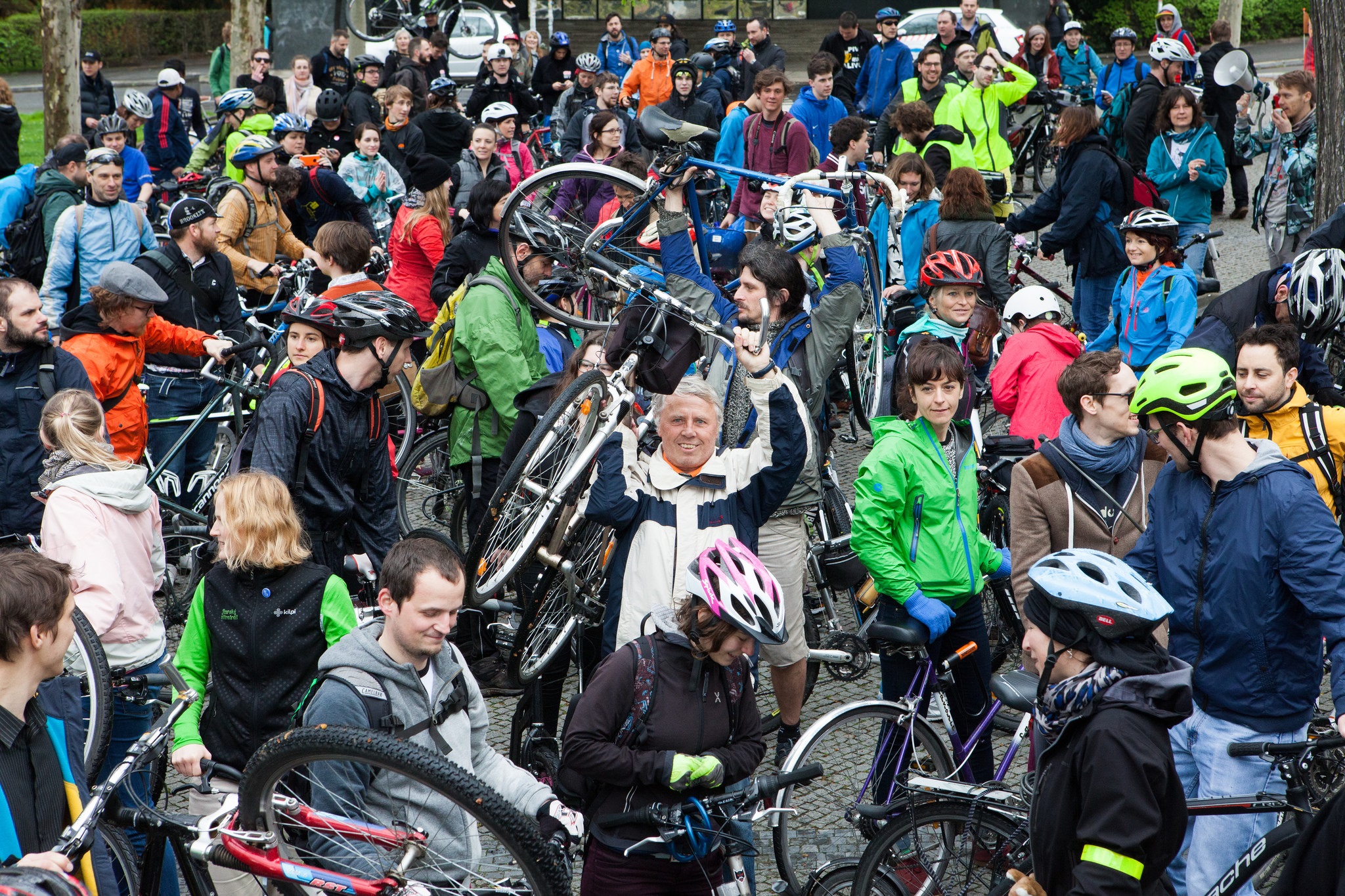 Velké množství shromážděných cyklistů po dojezdu minulé cyklojízdy
