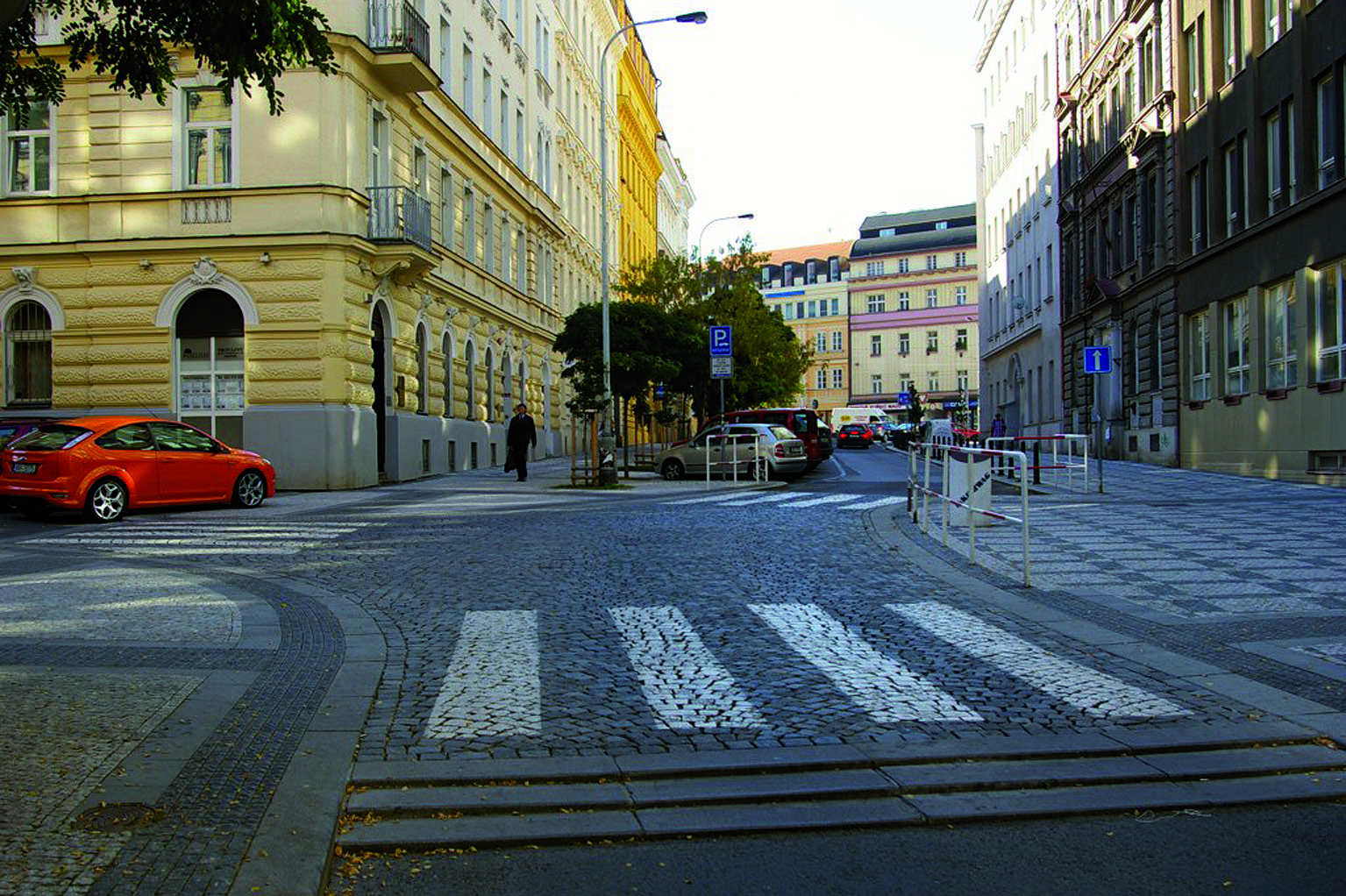 pěkně upravené okolí školy bez aut