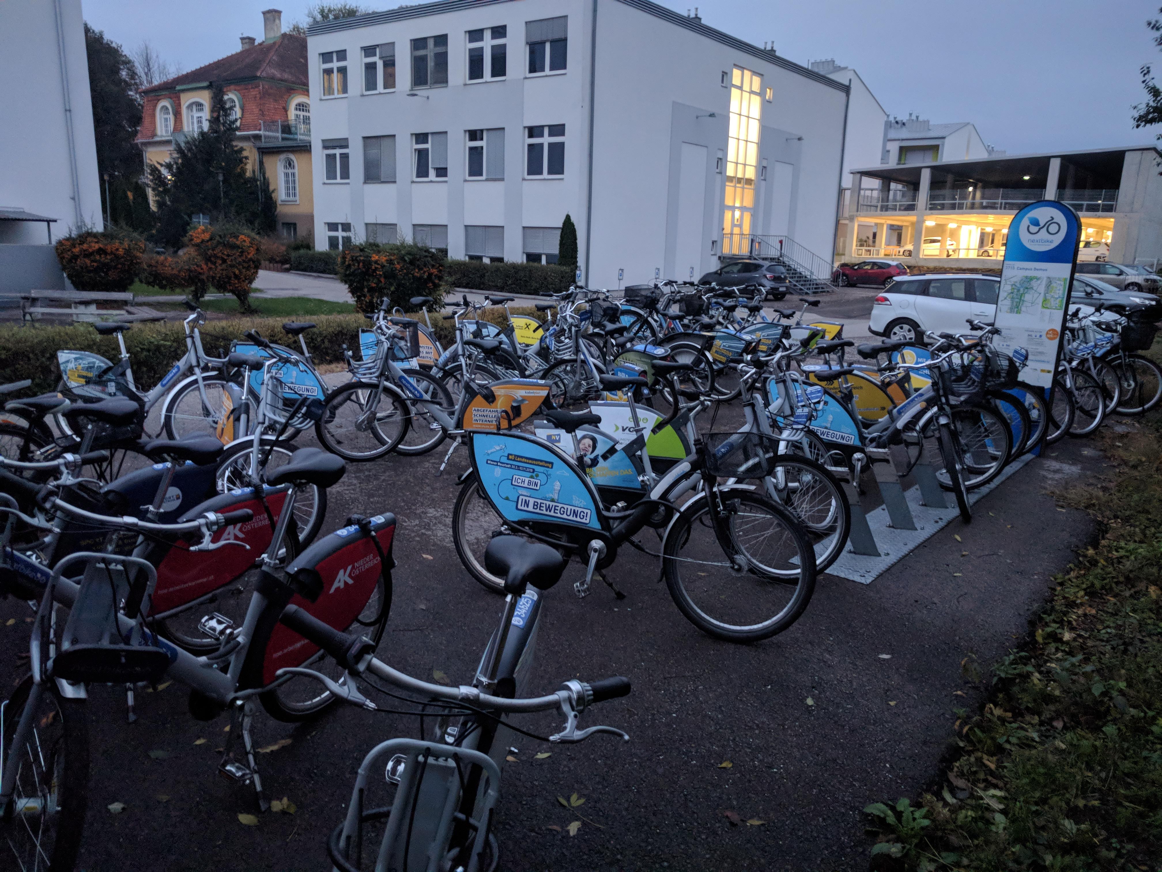 Jedna z nejvytíženějších stanic sdílených kol, většinou je z čeho vybírat | autor: Ondřej Běnek