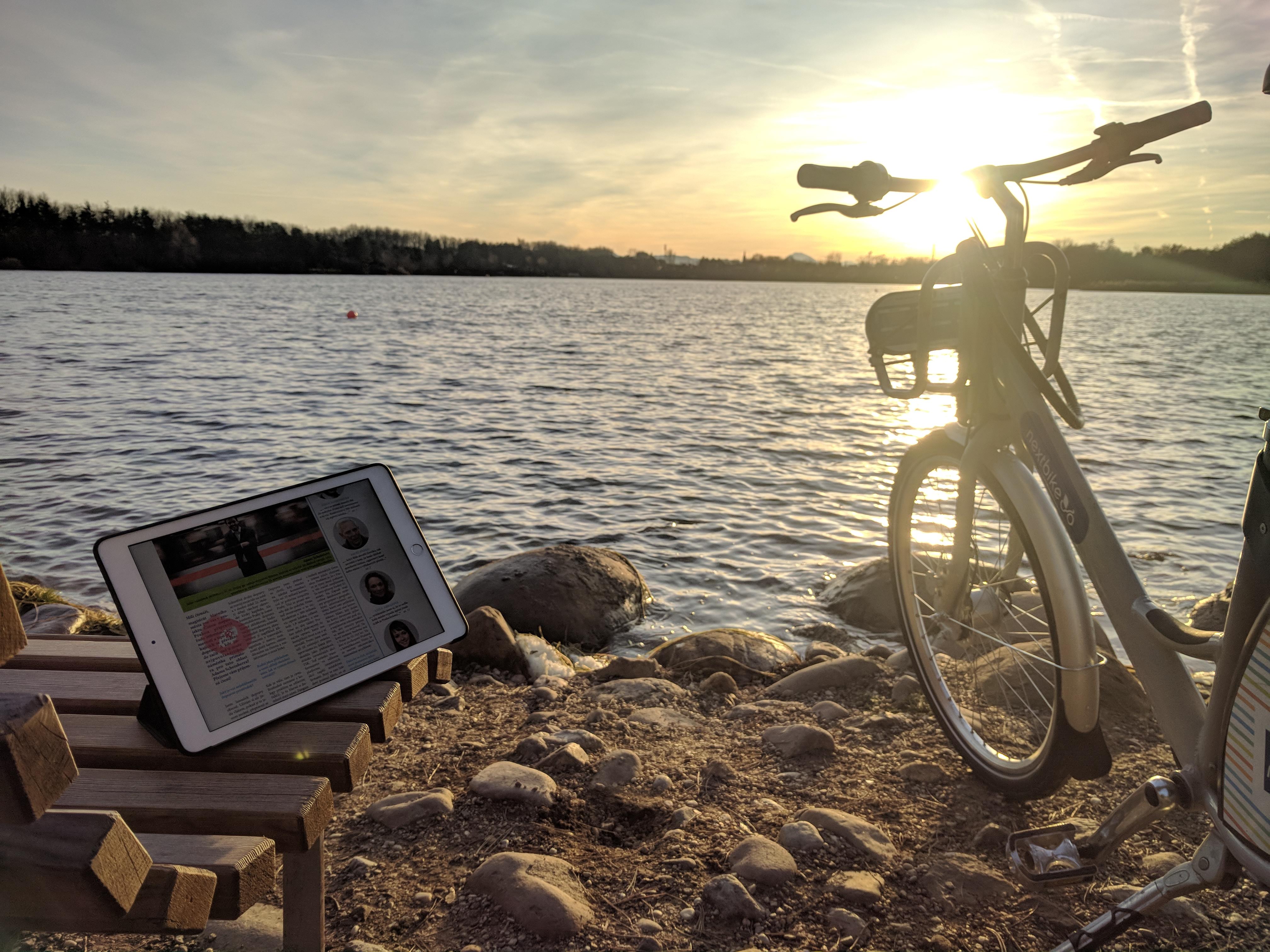 Lakeoffice. Klidně si na kole vyjeďte jen tak do přírody, třeba si něco přečíst, nebo udělat do práce. Foceno v lednu. | autor: Ondřej Běnek