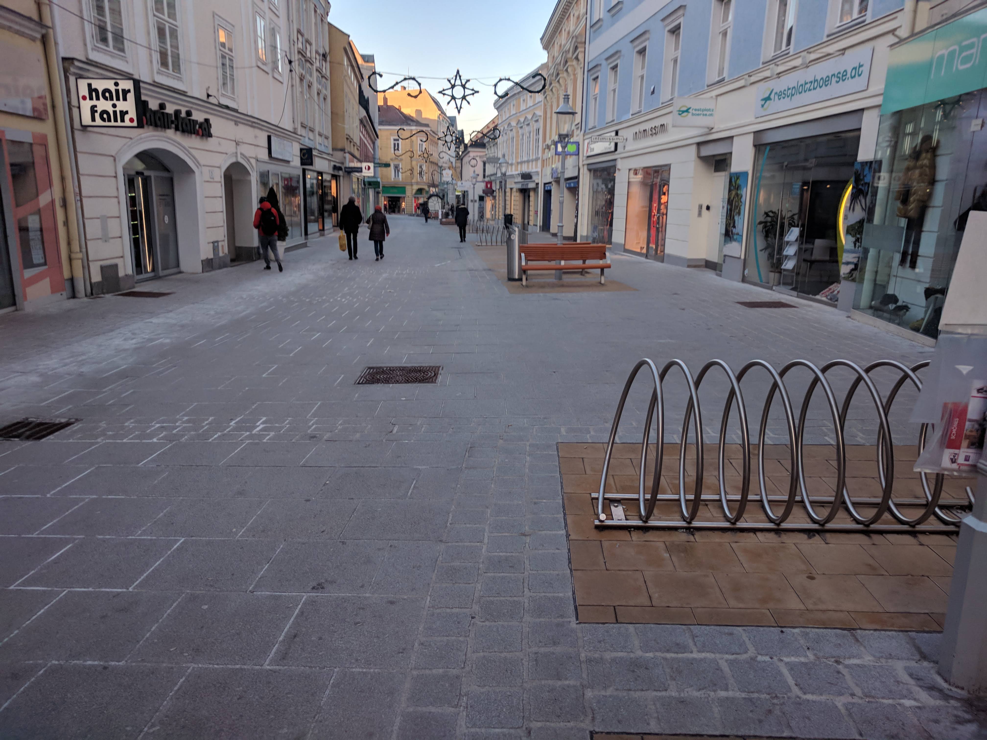 Historická ulice v centru, stojany na každém kroku | Autor: Ondřej Běnek