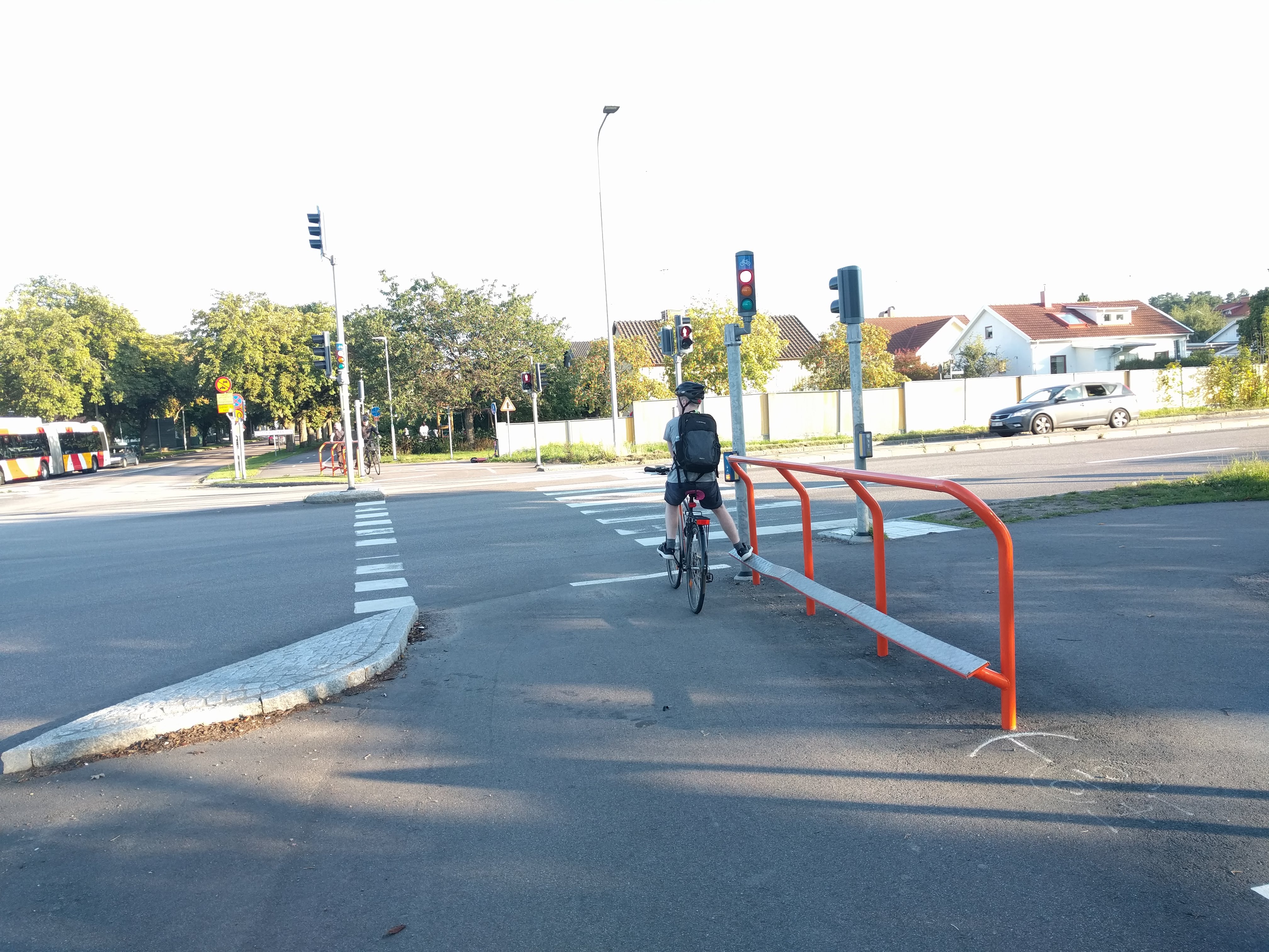 Odpočívadlo u větších křižovatek, aby cyklisté nemuseli "plně sesedat"