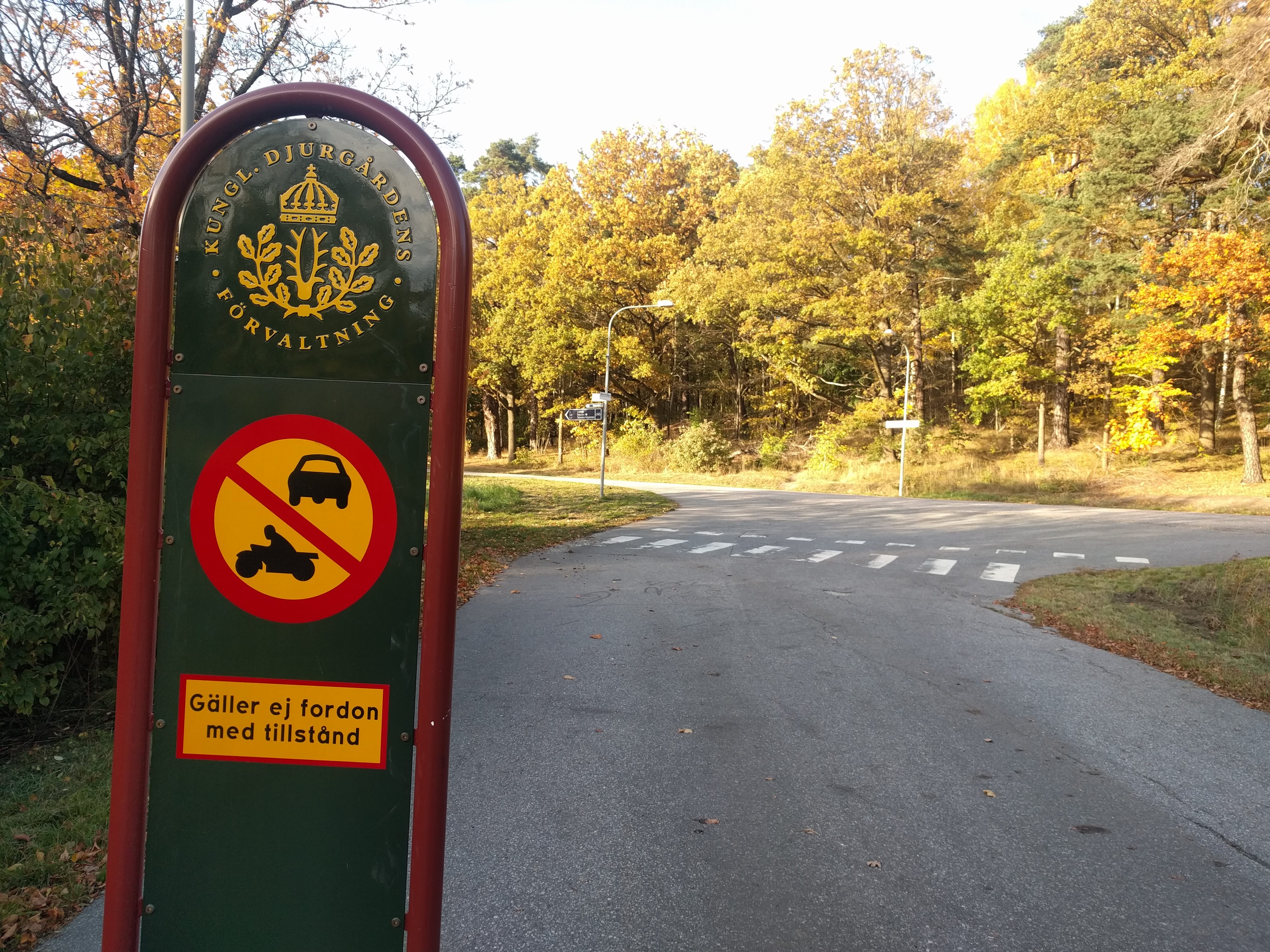 Bývalá cesta je pro auta uzavřena a slouží výhradně chodcům a cyklistům