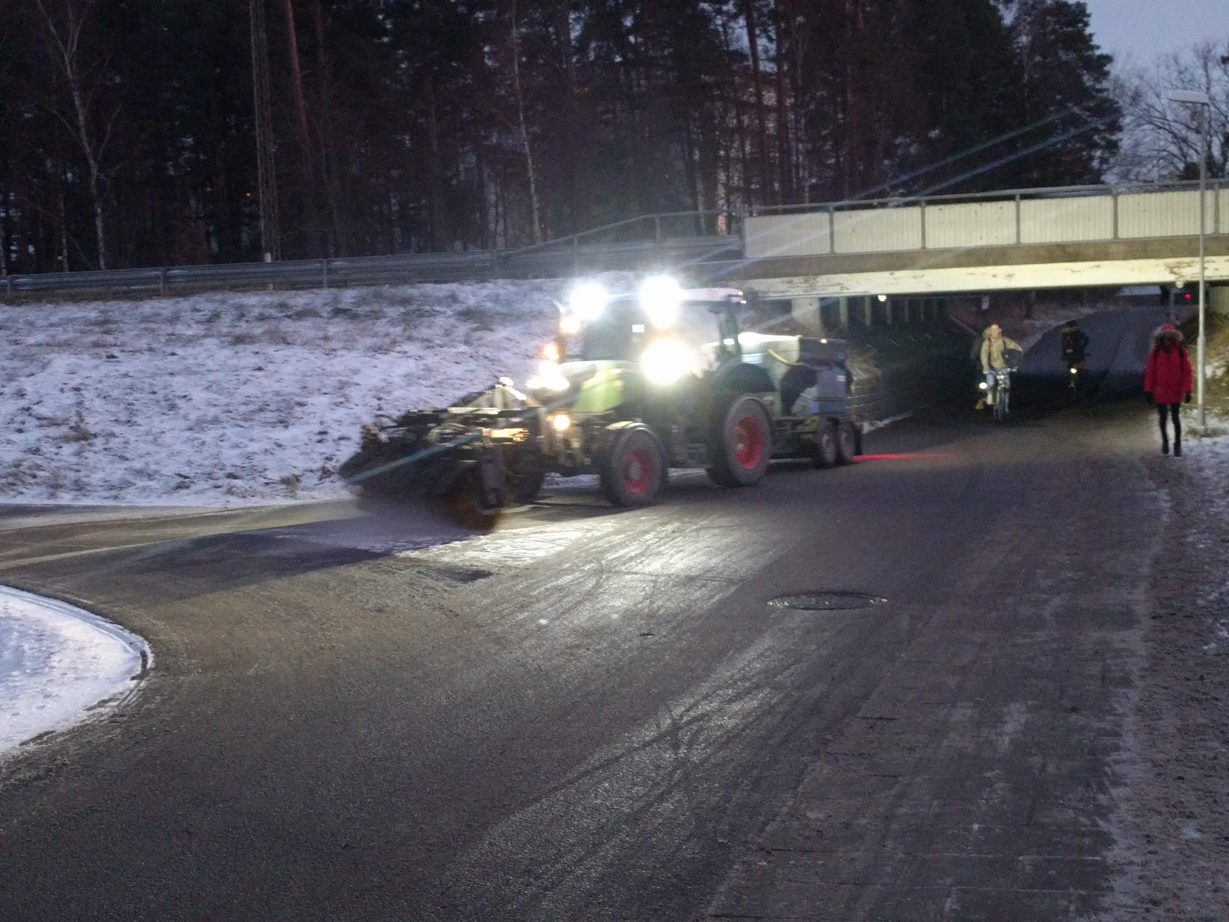 Čištění cyklostezek od sněhu probíhá dříve, než protahování cest. Už při 1cm sněhu!