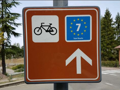 informační tabule navádějící cyklisty na EuroVelo 7 v Itálii