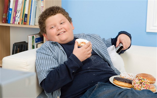 obézní přejídajícíc se dítě