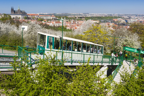 foto lanovky na Petřín  s cetsujícími