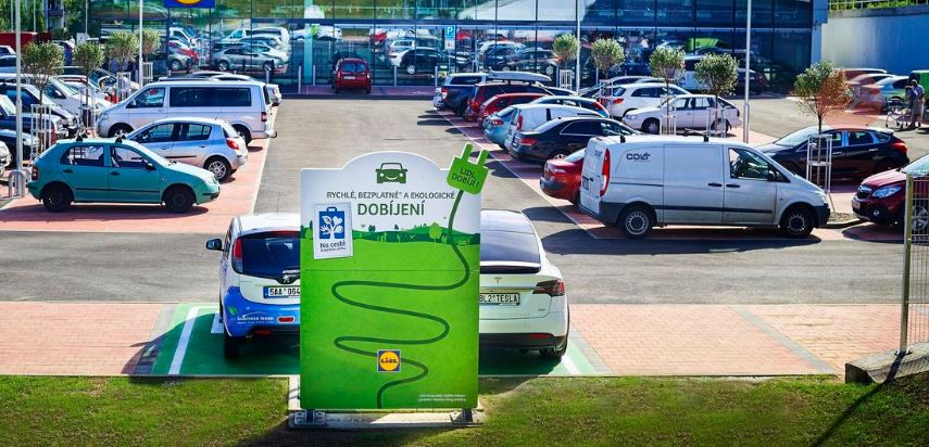 BEZPLATNÁ NABÍJEČKA U OBCHODU LIDL