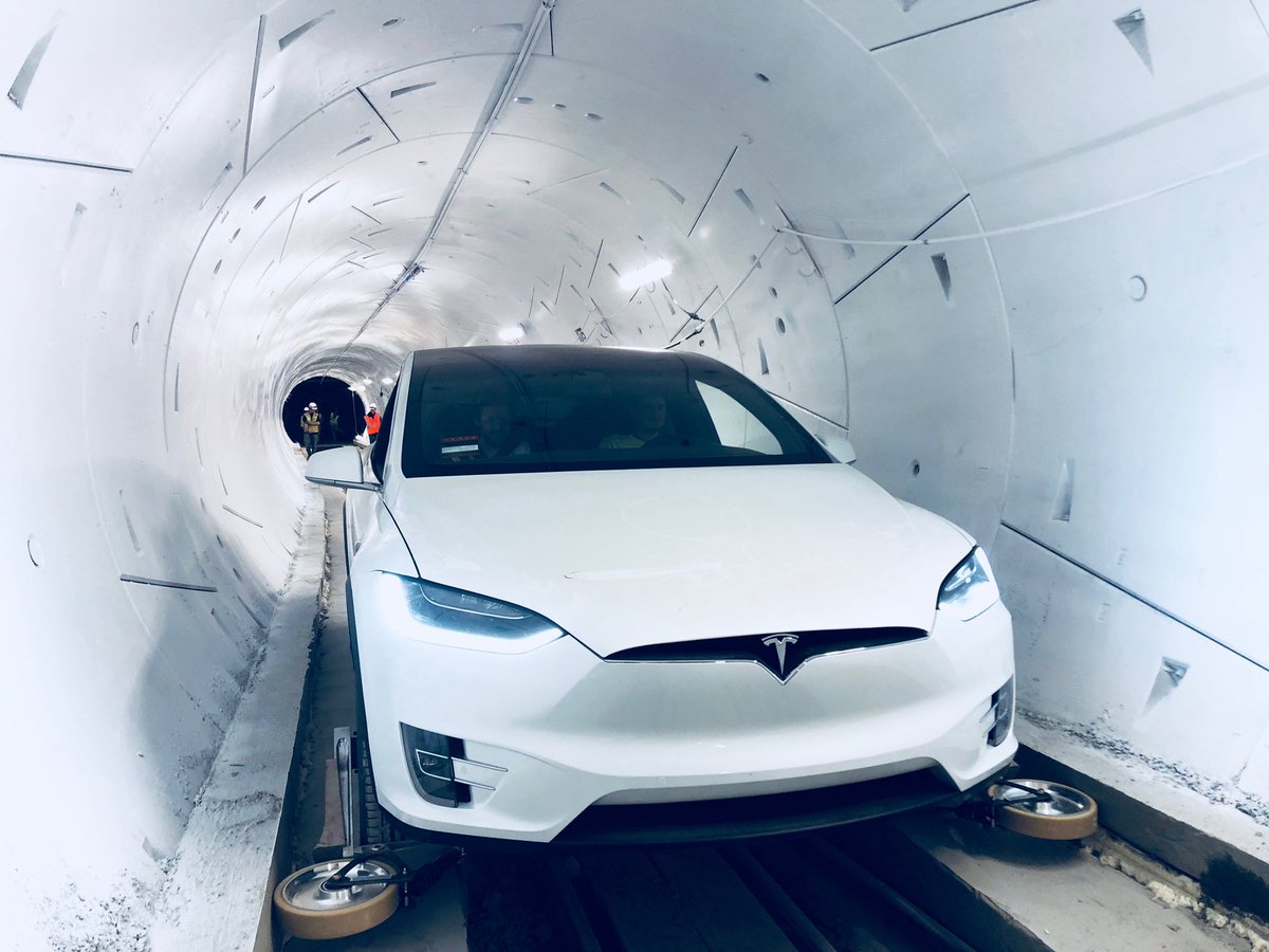 foto e-auta v tunelu v Los Angels