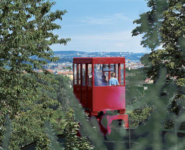 stará červená lanovka za jízdy, pěkný výhled na Prahu