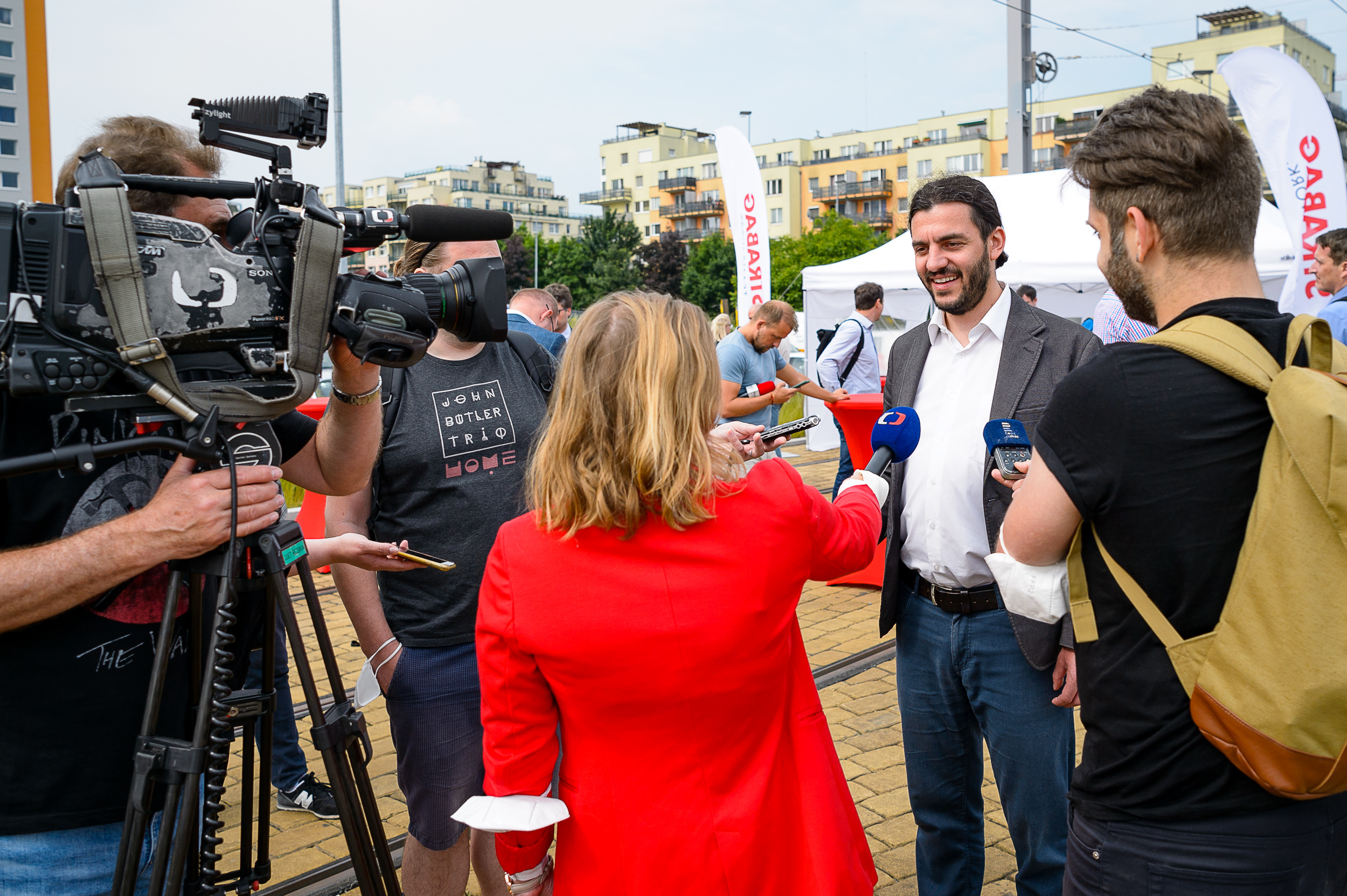 foto Adama Scheinherra při rozhovoru s novináři