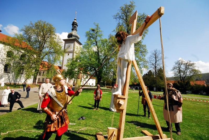 výjev z pašijové hry ve Zbraslavi - foto