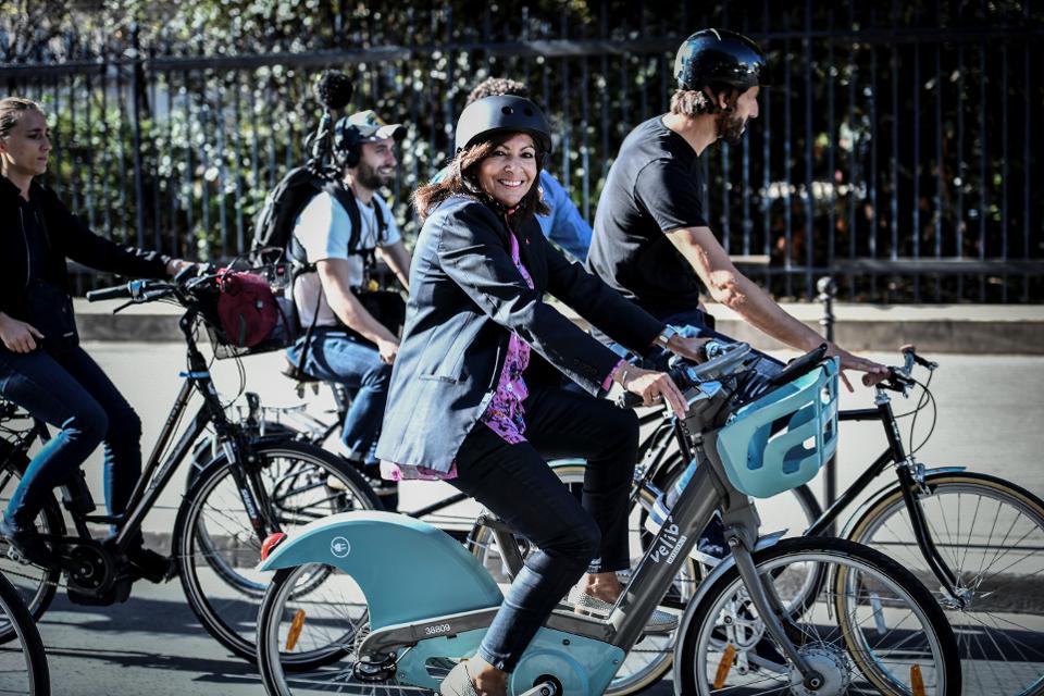 foto primátorky jedoucí na kole