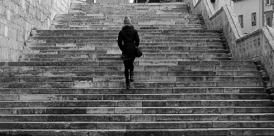 žena kráčející do schodů