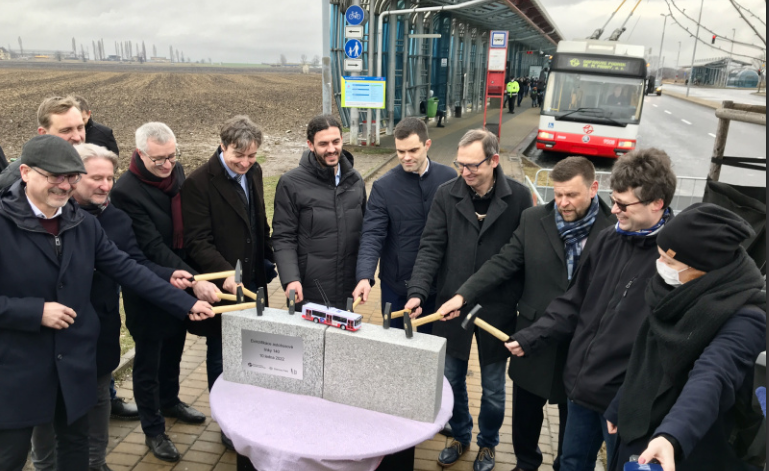 foto ze slavnostního aktu začátku elektrifikace autobusové linky č. 140