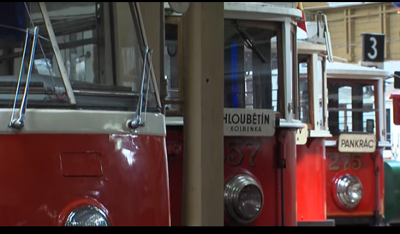 exponáty v Muzeu MHD - tramvaje