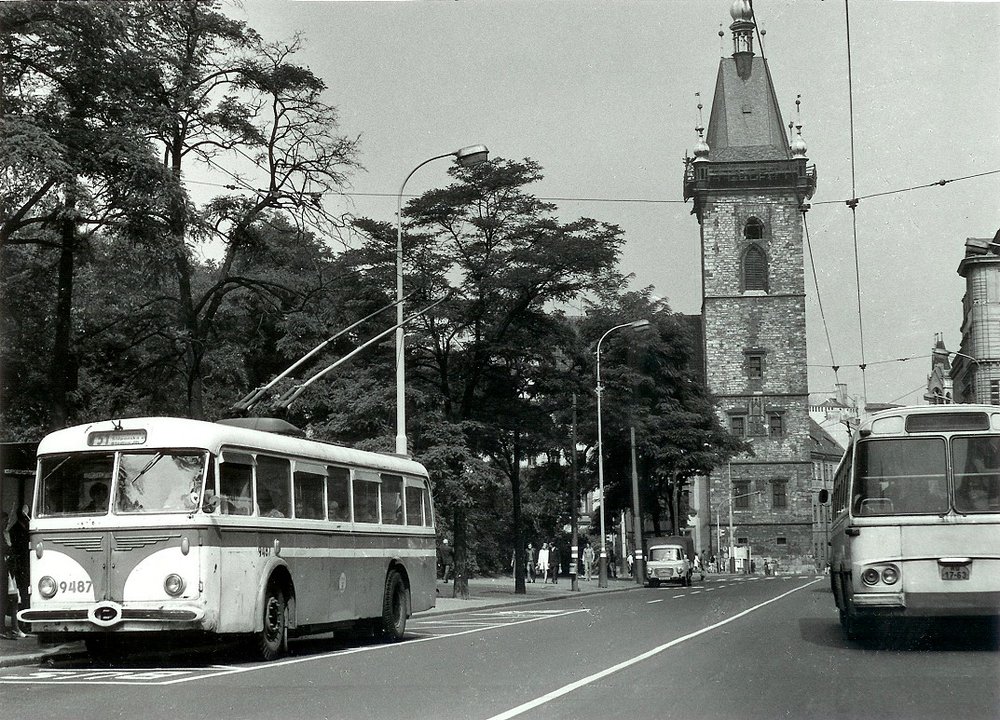 dobové černobílé foto historického trolejbusu za jízdy Prahou