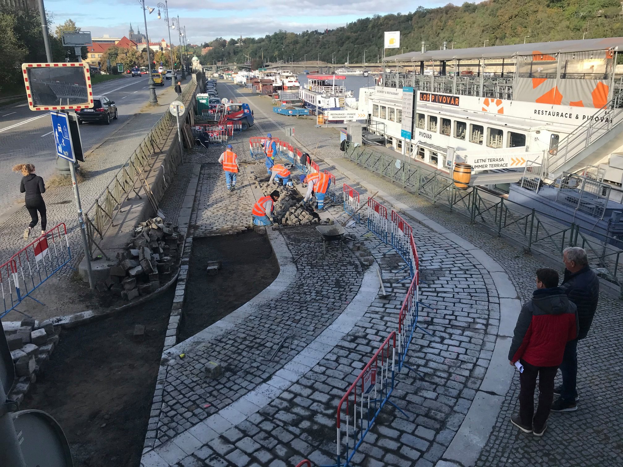 TSK: Na náplavkách doplňujeme chybějící úseky koridorů pro cyklisty. | Zdroj: Facebook TSK