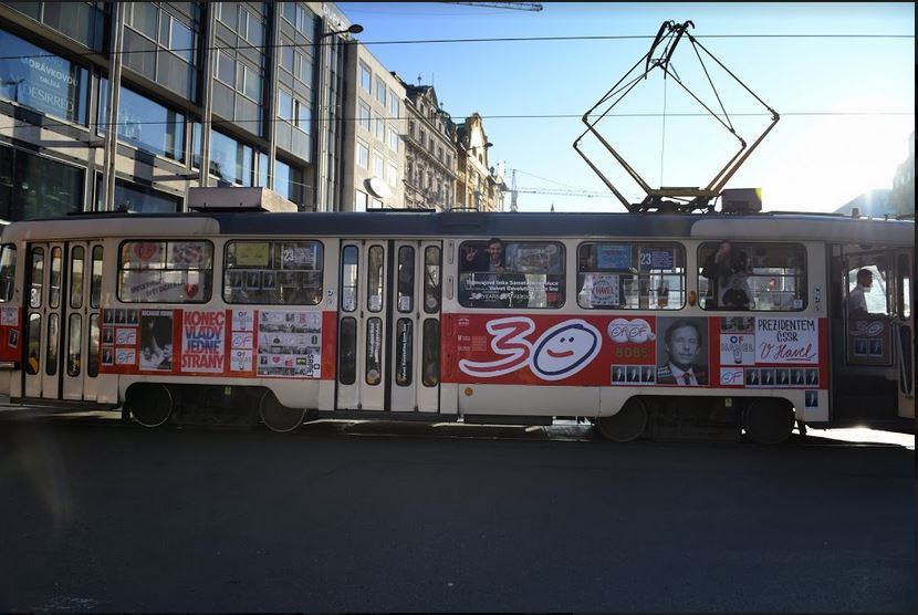 foto jedoucí tramvaje V. H.