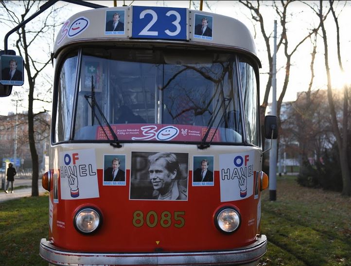 foto čela tramvaje polepeného fotografiemi V. H. a dobovými hesly