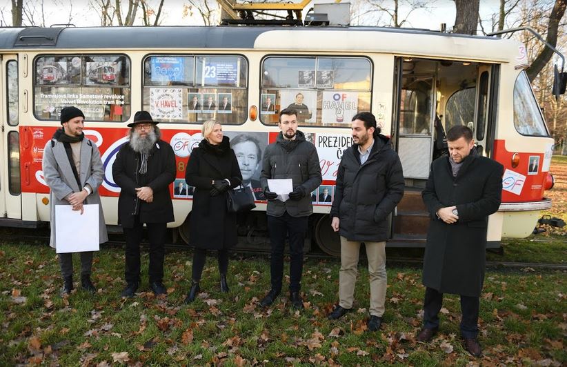 foto ze slavnostního uvedené tramvaje do provozu