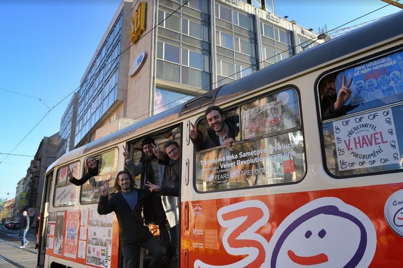 tramvaj a slavnostní pasažéři při premiérové jízdě