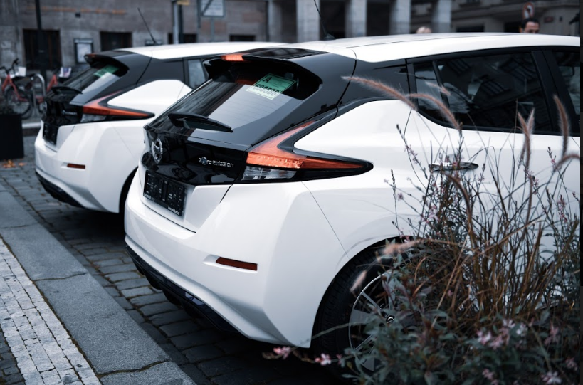 foto nových zaparkovaných e-vozů Nissan