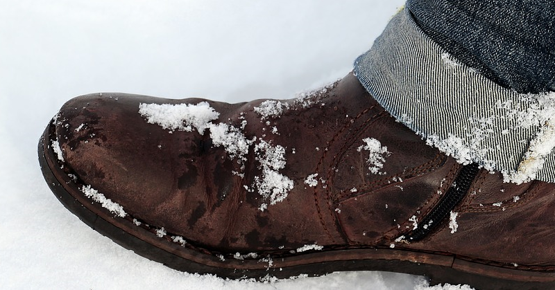 detailní foto na botu ve sněhu