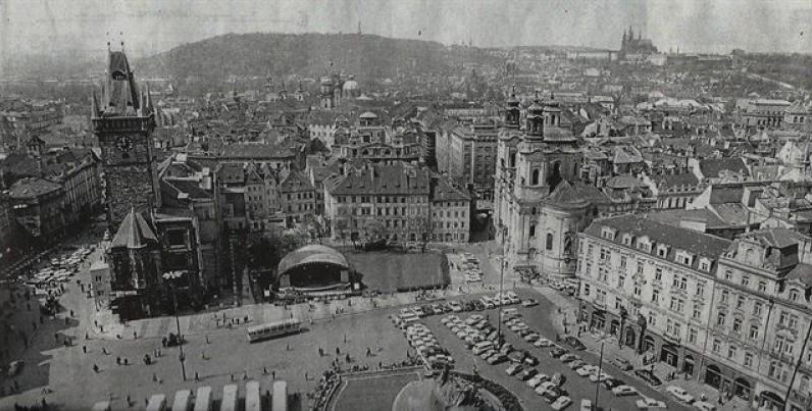 černobílá fotografie - Staroměstské náměstí s množstvím zaparkovaných vozidel
