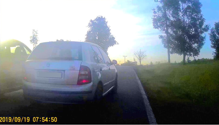 foto auta nebezpečně předjíždějícího cyklistu