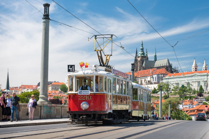 foto historické tramvaje č. 41 při jízdě s cestujícími