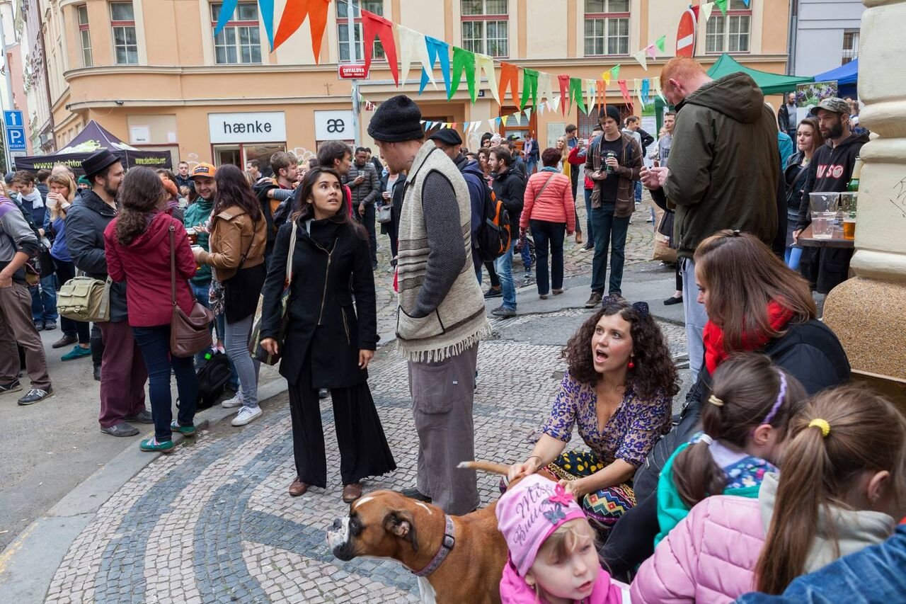 radující se lisé na ulici - ilustrační foto k akci Zažít město jinak