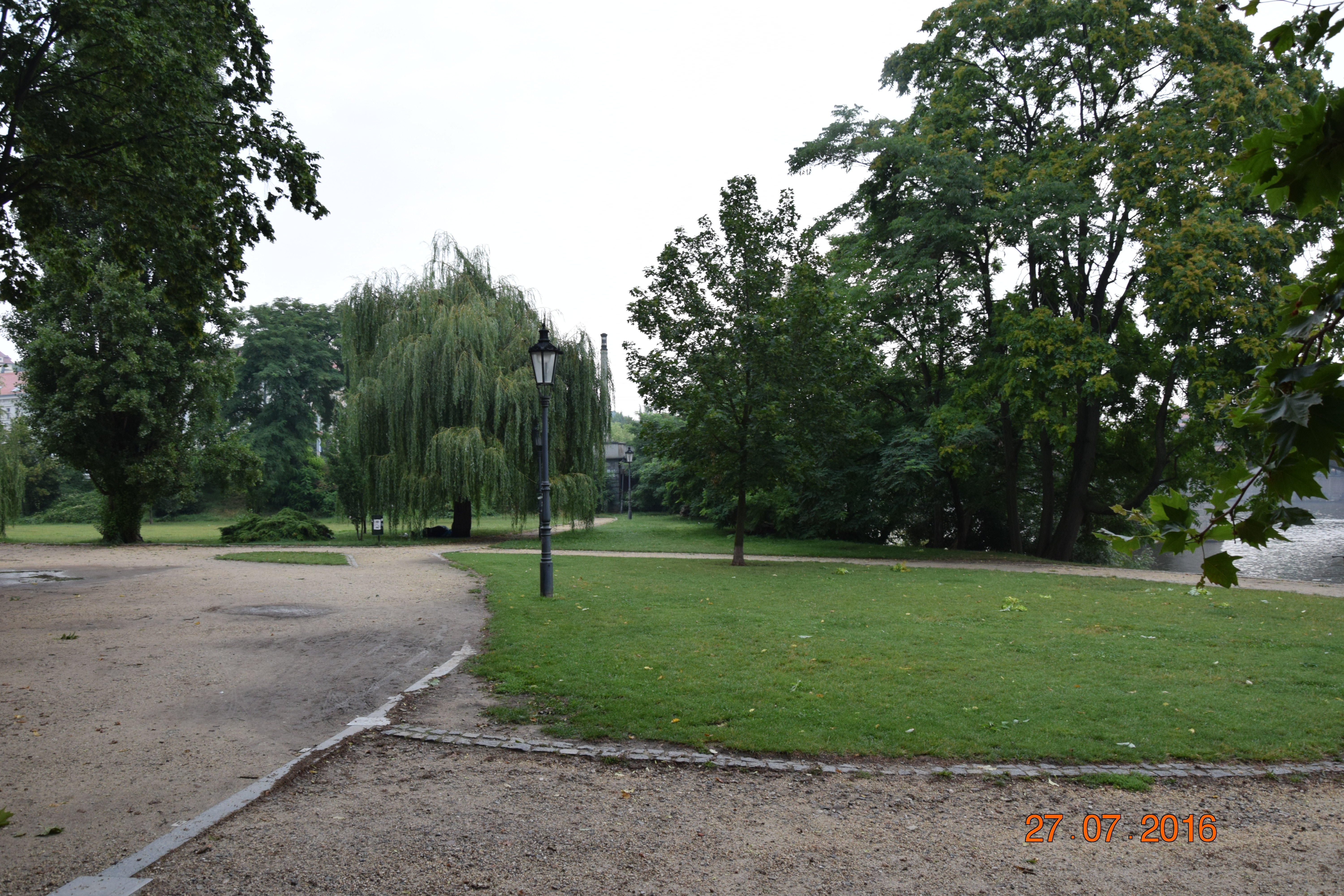 Park na jižní straně Mánesova mostu