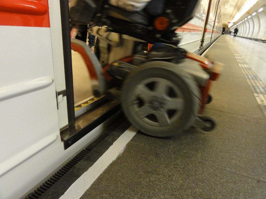 DPP usnadní na Andělu nástup do soupravy metra cestujícím na invalidním vozíku