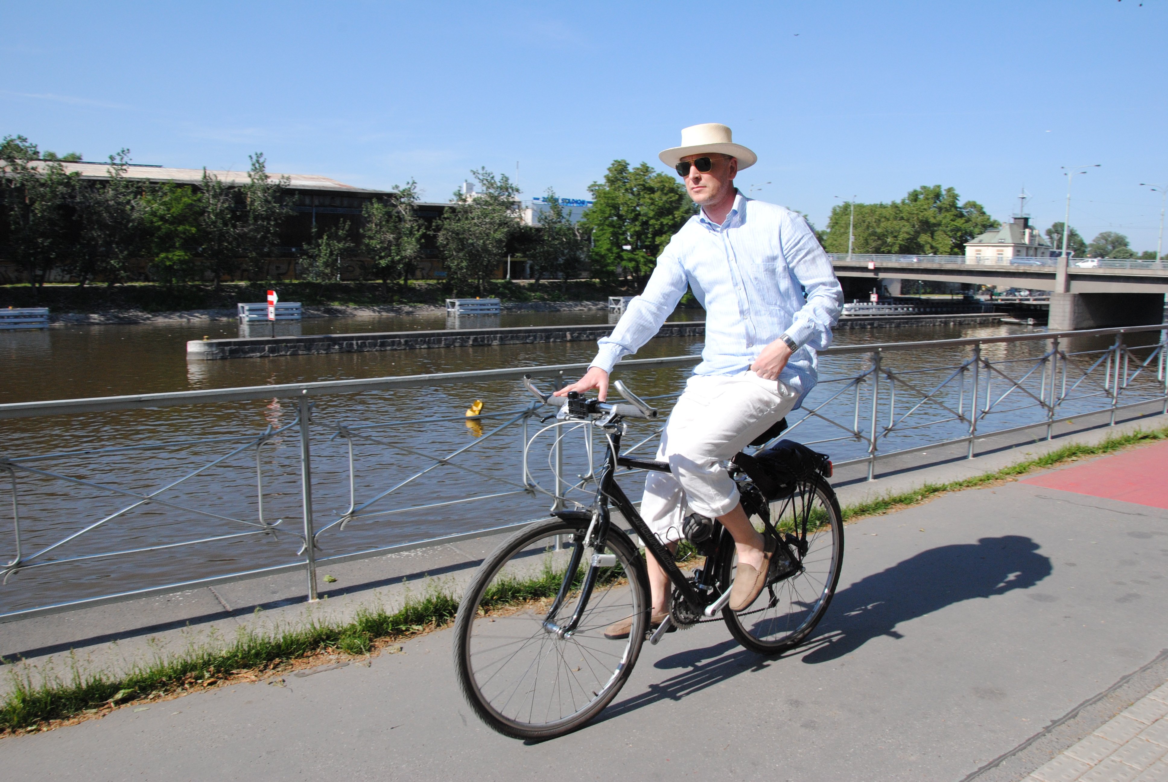 Cyklista na stezce podél Vltavy