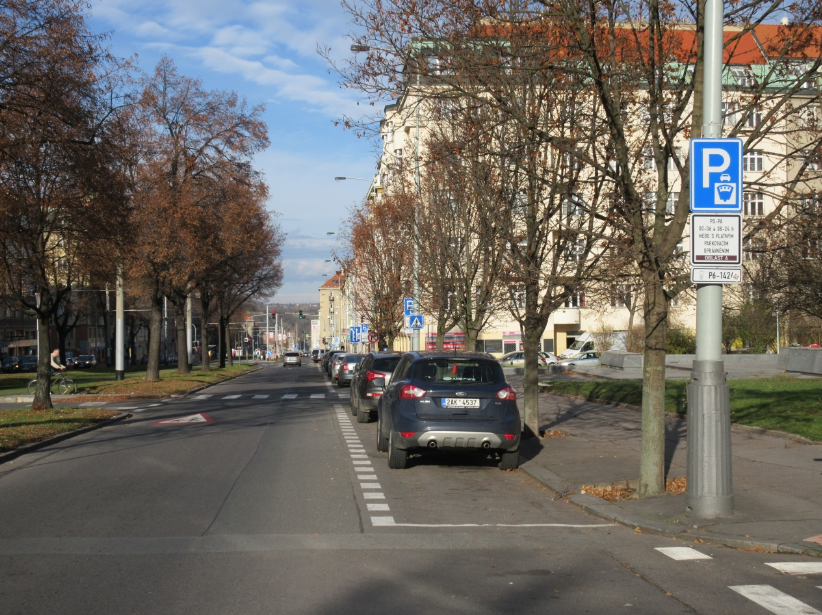 auto parkující v zóně placeného stání