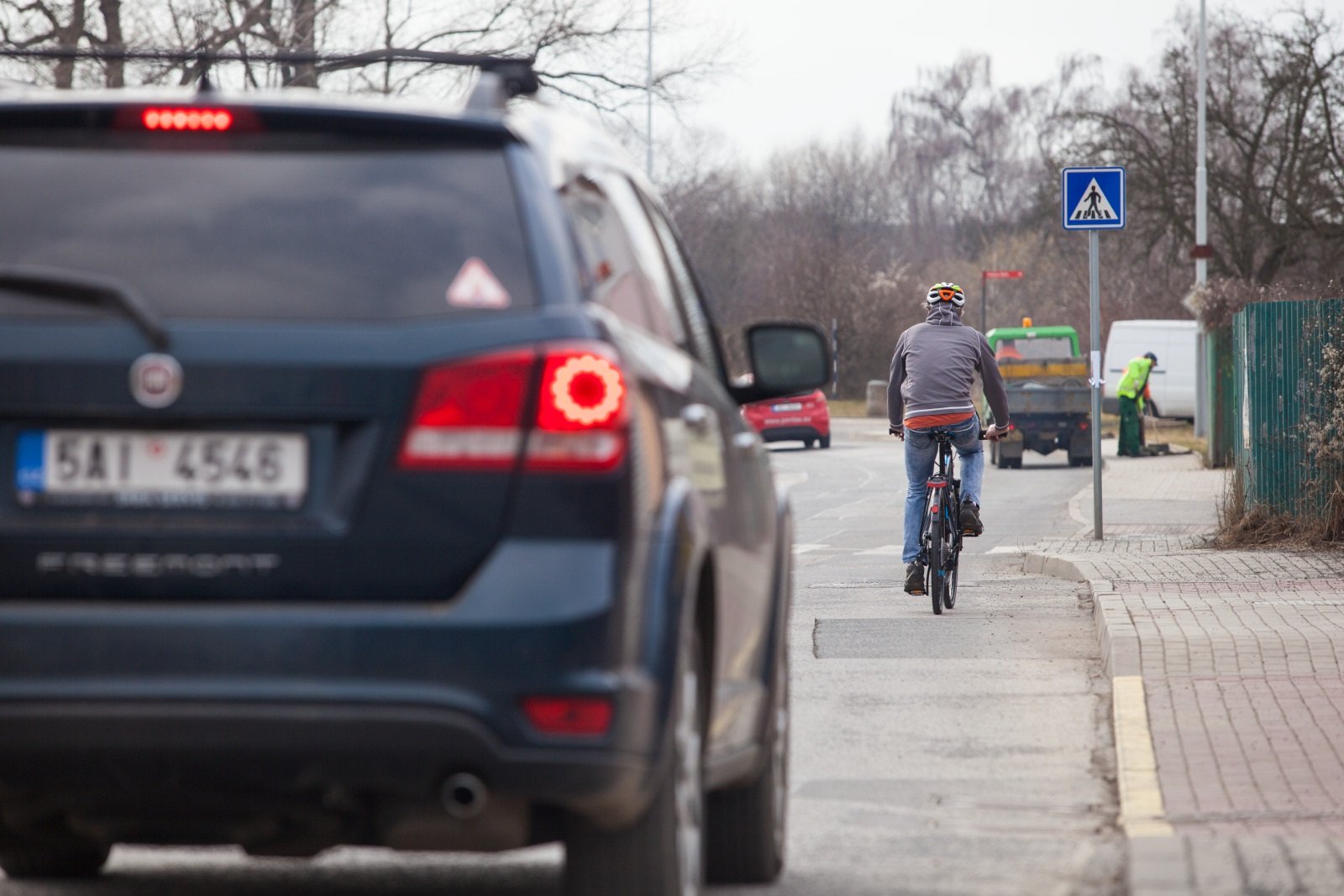 automobil chystající se předjet cyklistu