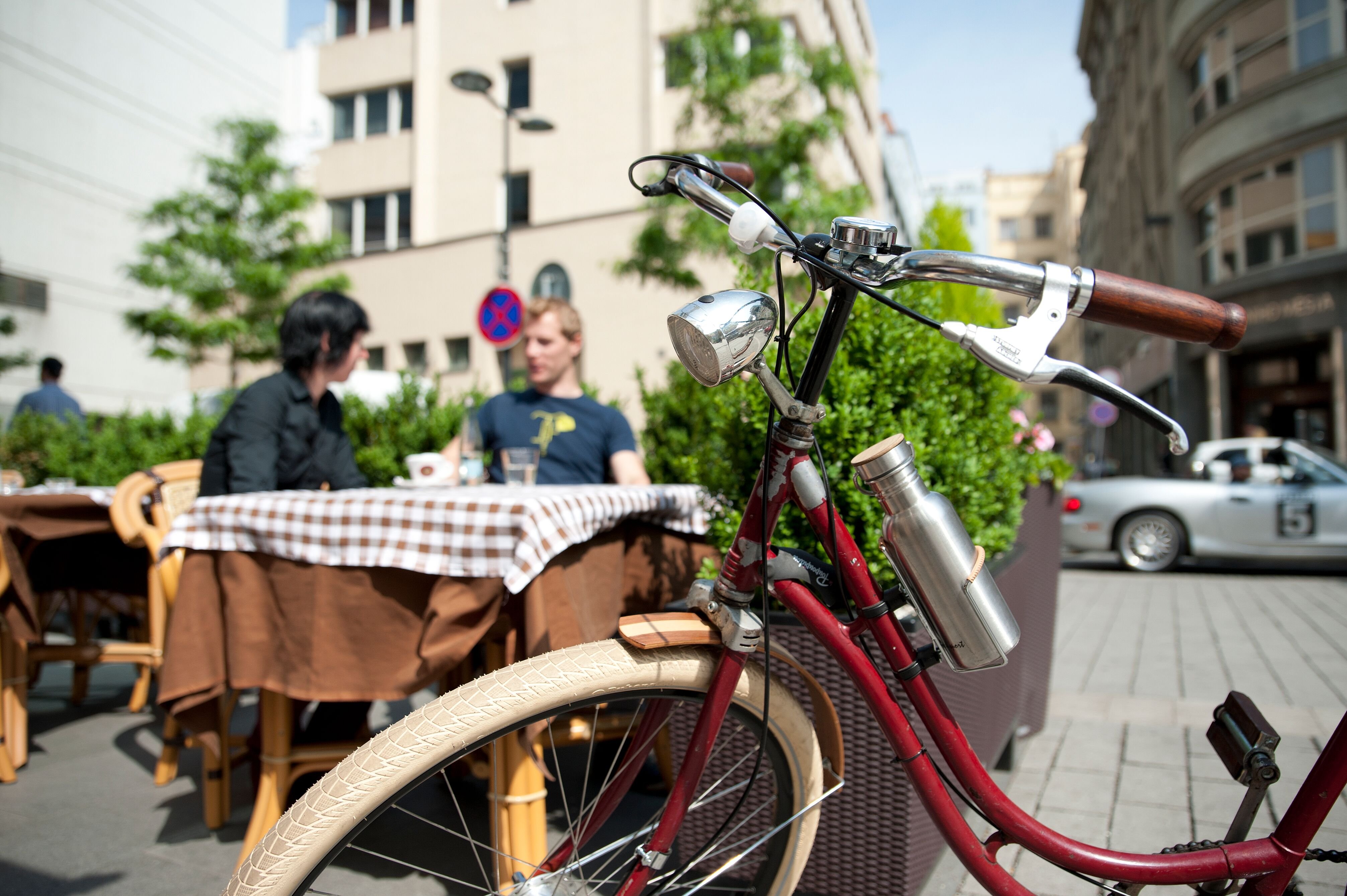 kolo a cyklisté na limonádě