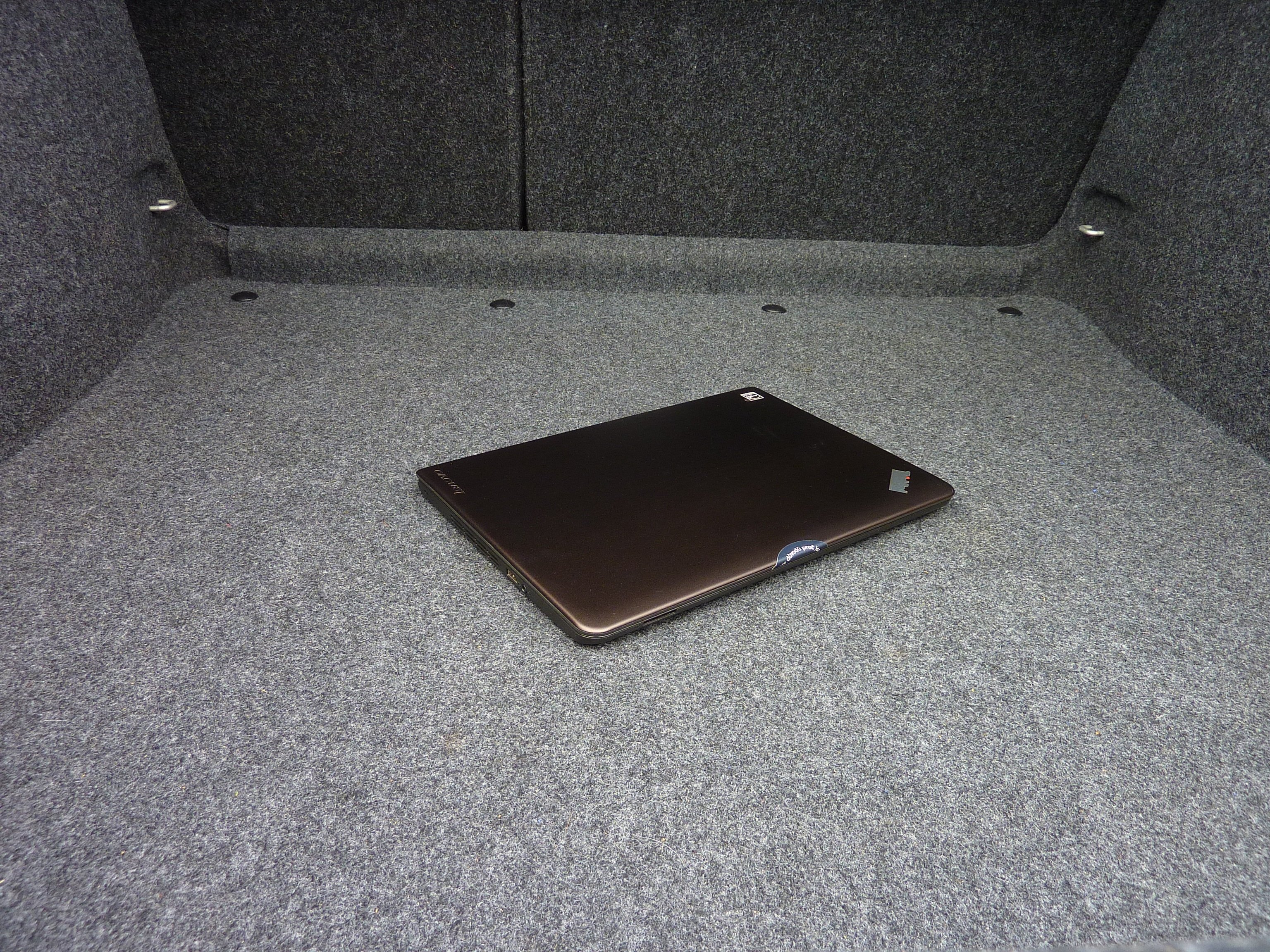 foto laptopu v autě