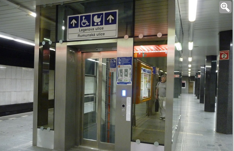 Bezbariérový výtah v metru