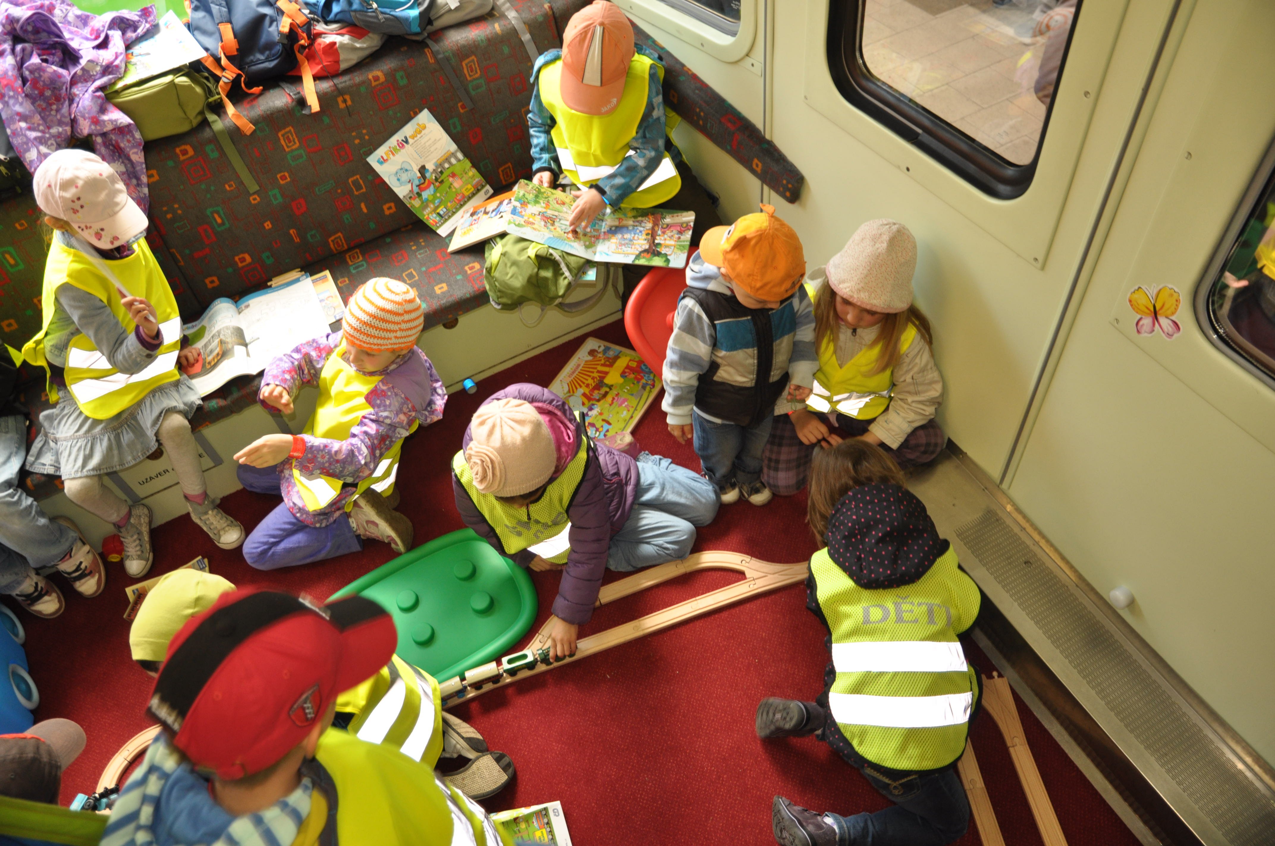Děti hrající si ve vlaku