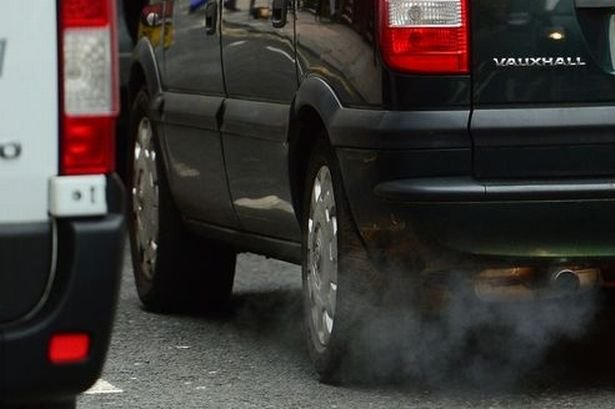 kouřící výfuk automobilu