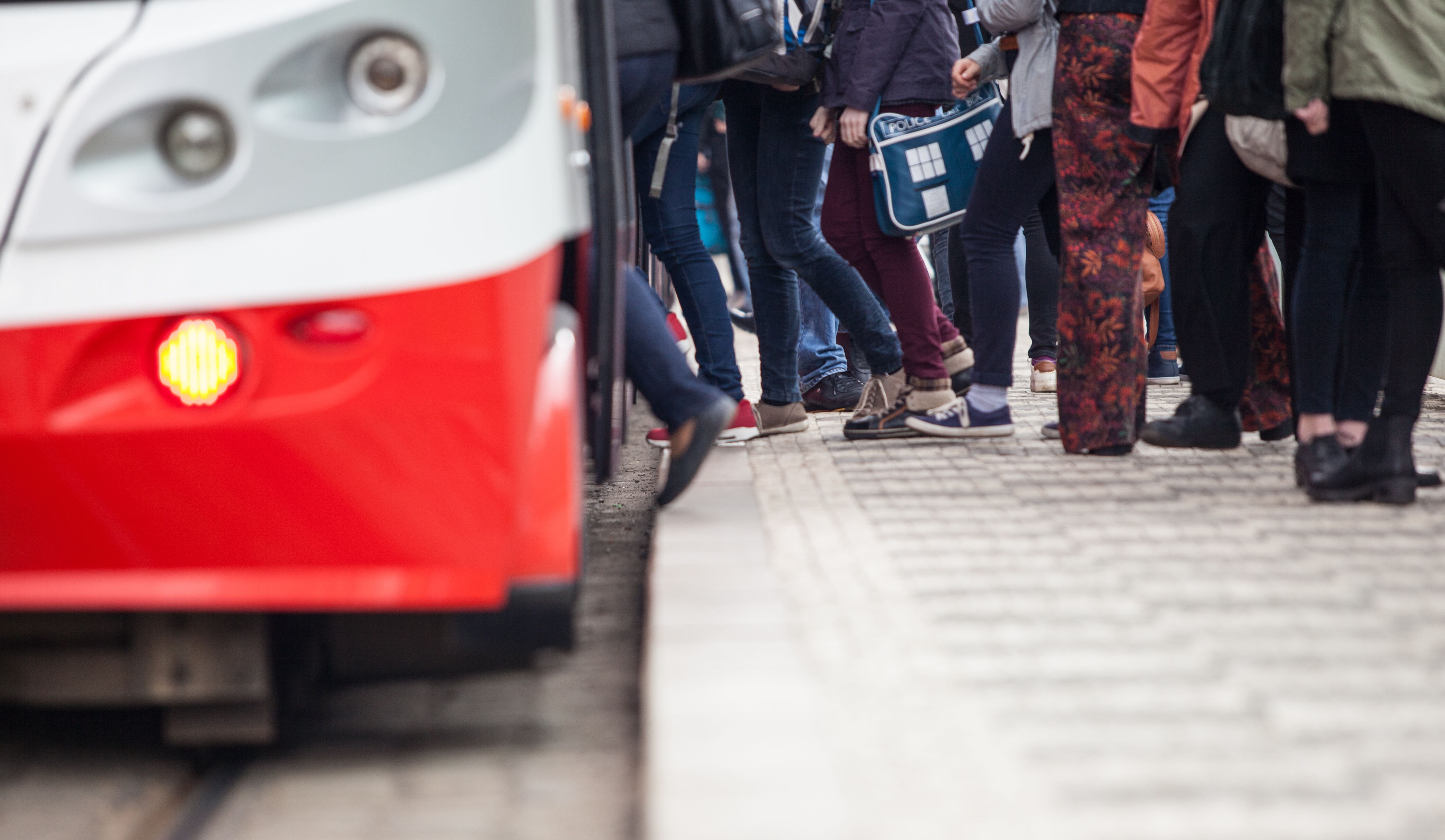 Lidé nastupují do tramvaje