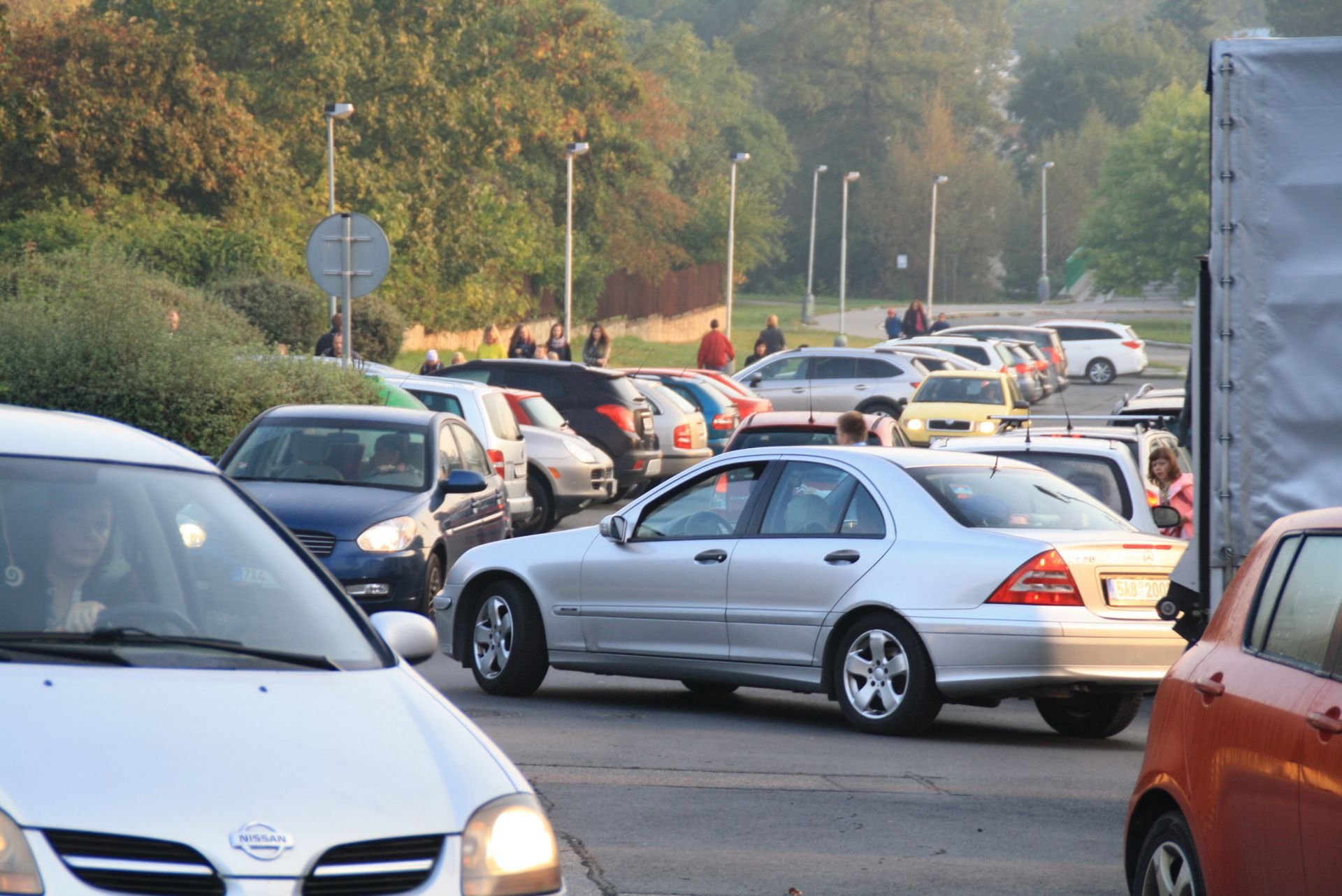 Spousta automobilů před školou