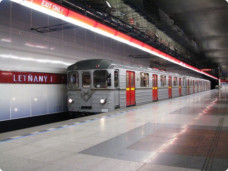 historická souprava metra ve stanici