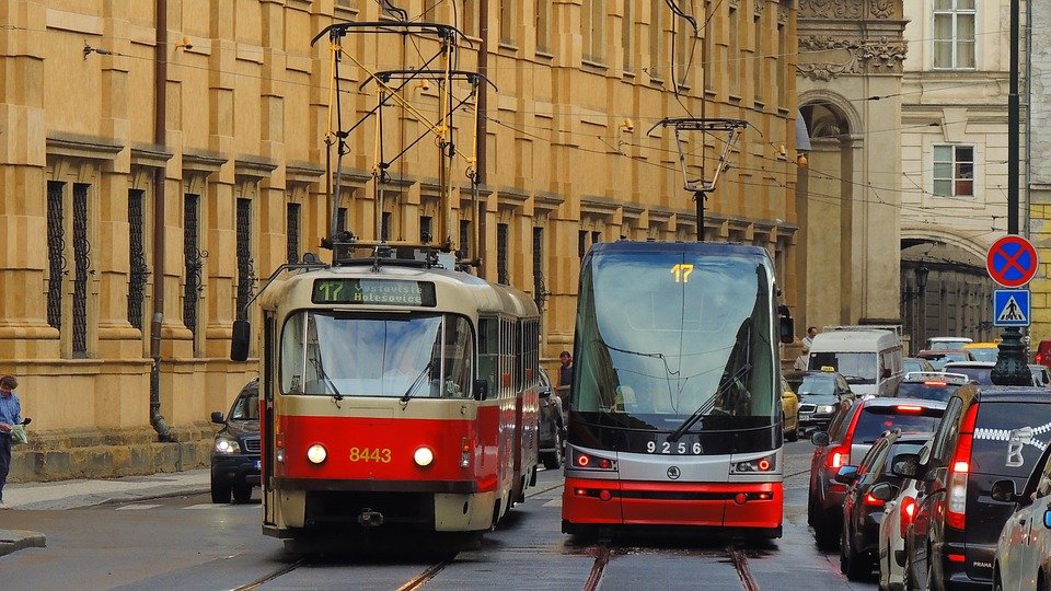 dvě míjející se pražské tramvaje č. 17